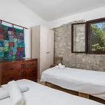 בית נופש House Cave Romana