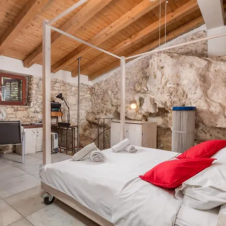 House Cave Romana Póla