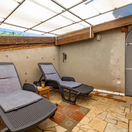 House Cave Romana * Póla