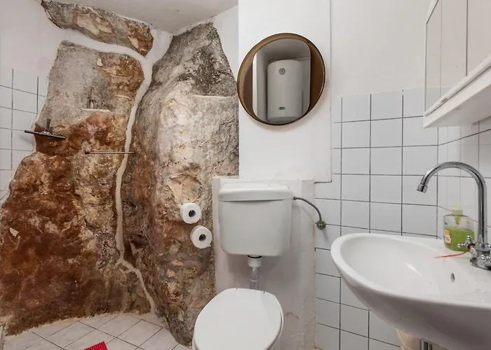 House Cave Romana * Πούλα