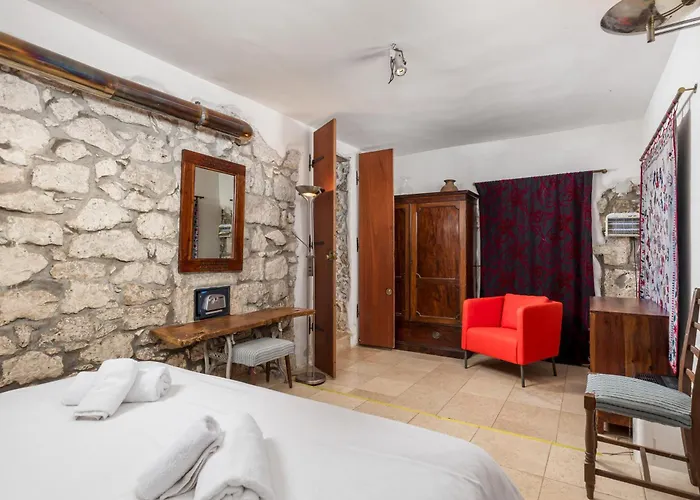 House Cave Romana * Πούλα