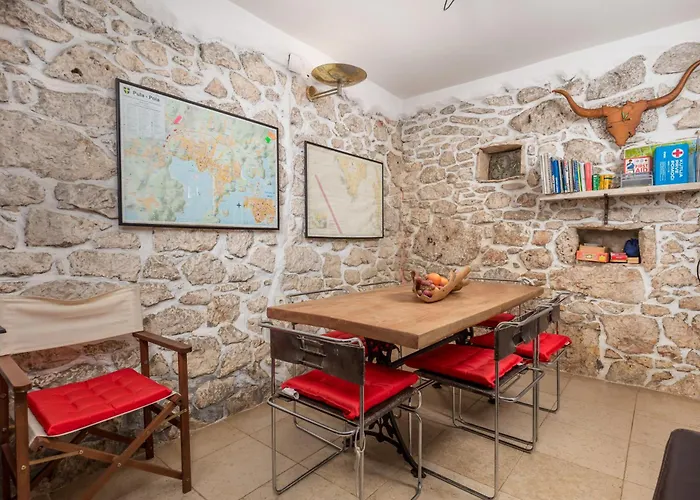 House Cave Romana * Πούλα