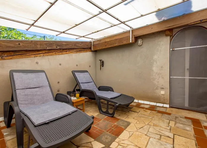 House Cave Romana * Πούλα