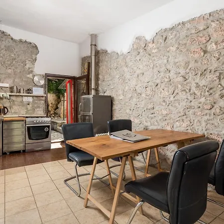 House Cave Romana
