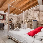 House Cave Romana Póla