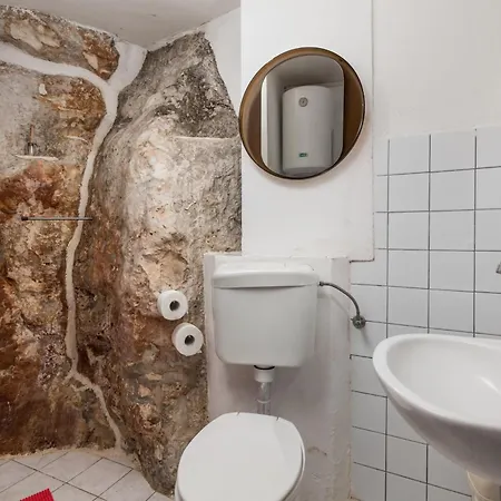 House Cave Romana * プーラ