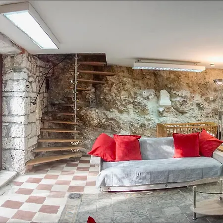 House Cave Romana * プーラ